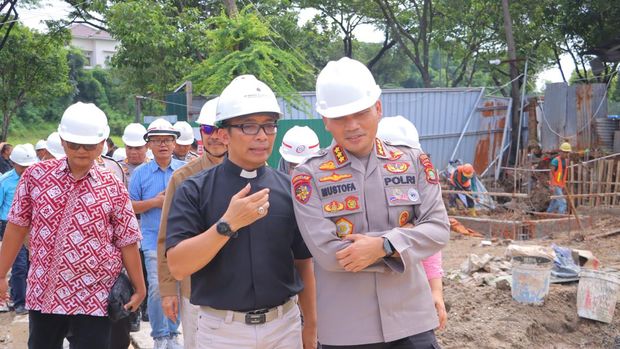 polres-metro-bekasi-memberikan-bantuan-sumbangan-100-sak-semen-untuk-pembangunan-gereja-1740571197827_169.jpeg