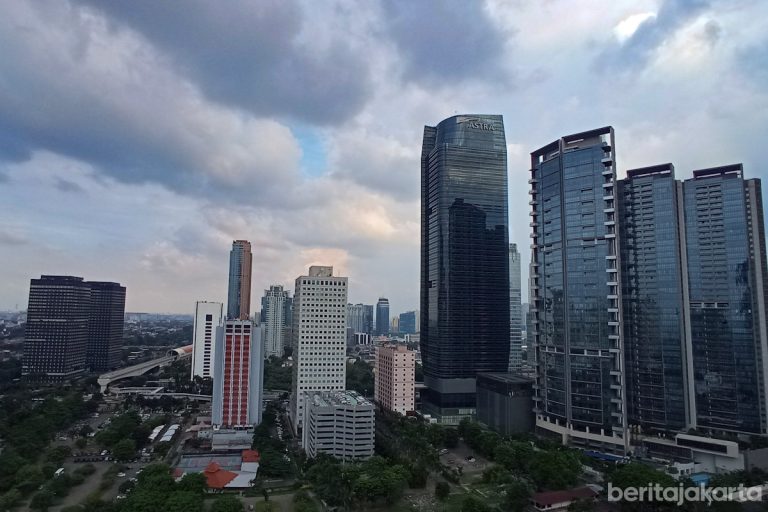 Jakarta berawan tebal