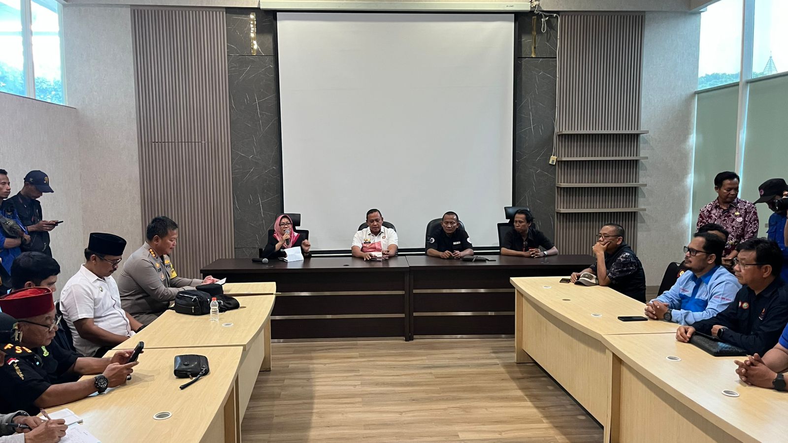 Tri Adhianto Temui Massa Aksi, Tegaskan Kebijakan UMK Harus Pertimbangkan Aspek Ekonomi Secara Menyeluruh