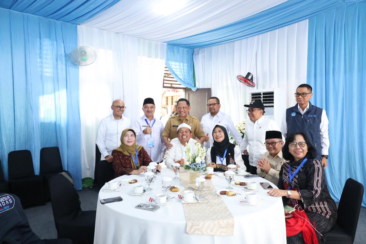 Wakil Wali Kota Bekasi Hadiri Peluncuran Program Digitalisasi Pembelajaran oleh Presiden Prabowo di SMPN 4 Kota Bekasi Wakil Wali Kota Bekasi Hadiri Peluncuran Program Digitalisasi Pembelajaran oleh Presiden Prabowo di SMPN 4 Kota Bekasi