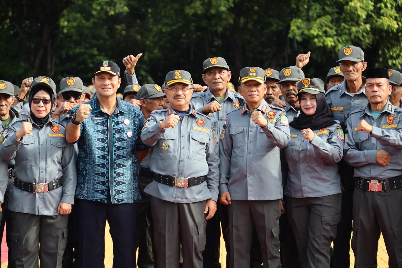 Wawali Harris Bobihoe Berbagi Kebahagiaan Di Momentum Apel Akbar Satlinmas Wawali Harris Bobihoe Berbagi Kebahagiaan Di Momentum Apel Akbar Satlinmas