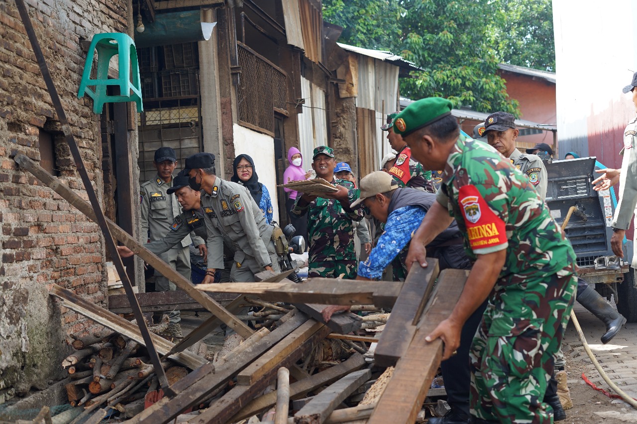 PEMBONGKARAN BANGUNAN LIAR DI ATAS SALURAN AIR DI WILAYAH KELURAHAN MARGAHAYU KECAMATAN BEKASI TIMUR