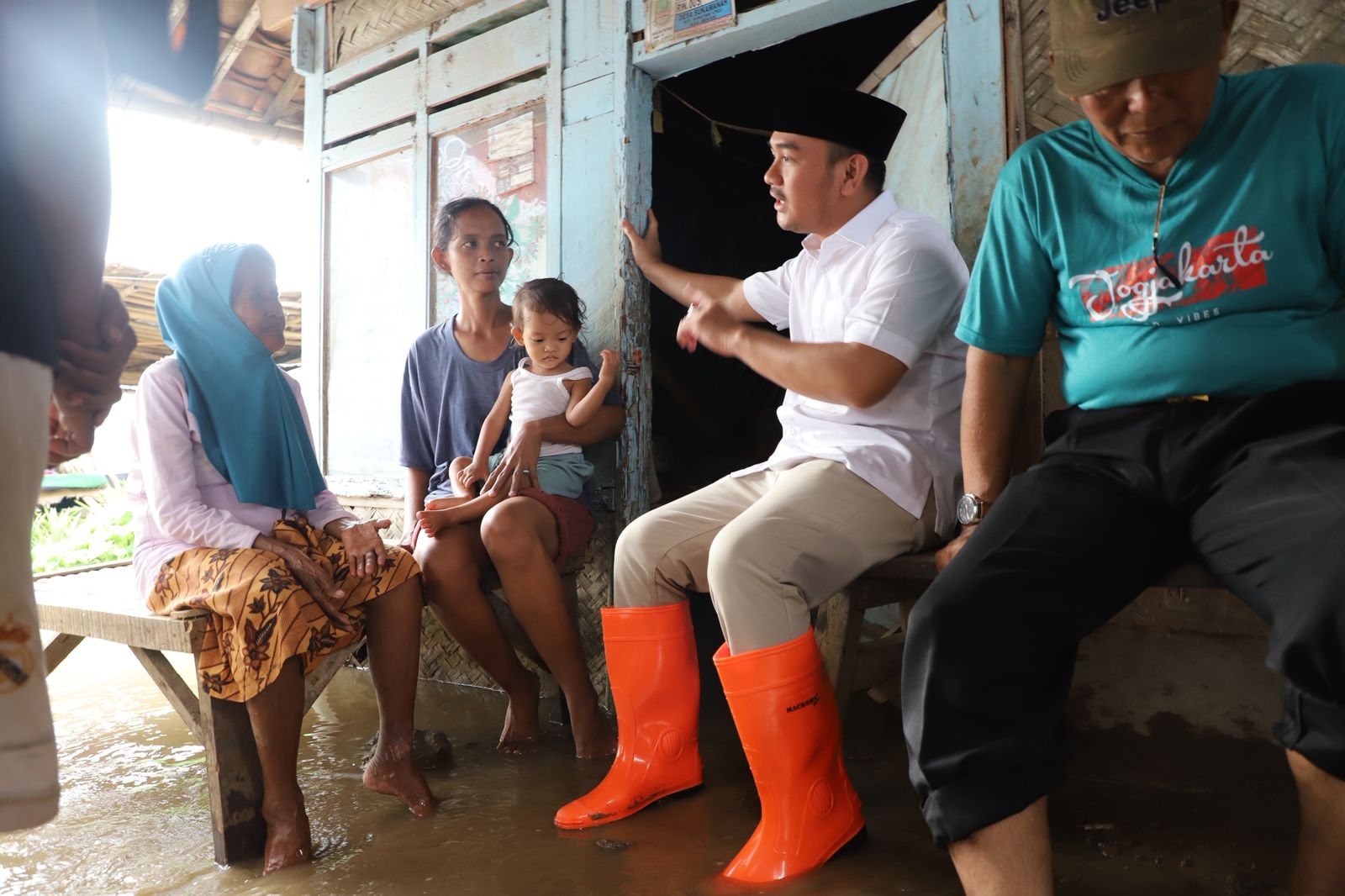 Tinjau Lokasi Banjir di Sukamanah, Bupati Bekasi Instruksikan Percepatan Penanganan dan Sinergi Lintas Sektor Tinjau Lokasi Banjir di Sukamanah, Bupati Bekasi Instruksikan Percepatan Penanganan dan Sinergi Lintas Sektor