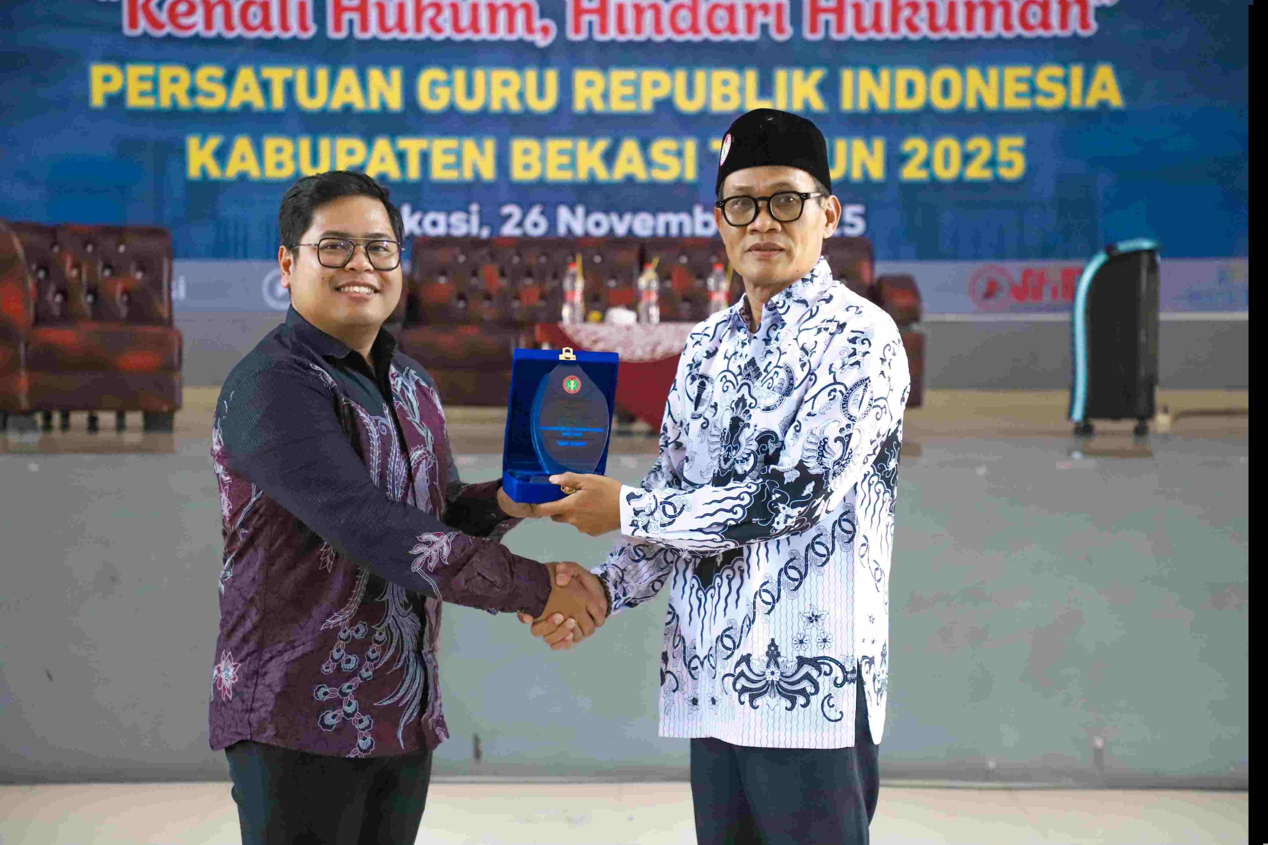 Perkuat Perlindungan Hukum bagi Guru, PGRI Kabupaten Bekasi Gelar Seminar “Kenali Hukum, Hindari Hukuman” Perkuat Perlindungan Hukum bagi Guru, PGRI Kabupaten Bekasi Gelar Seminar “Kenali Hukum, Hindari Hukuman”