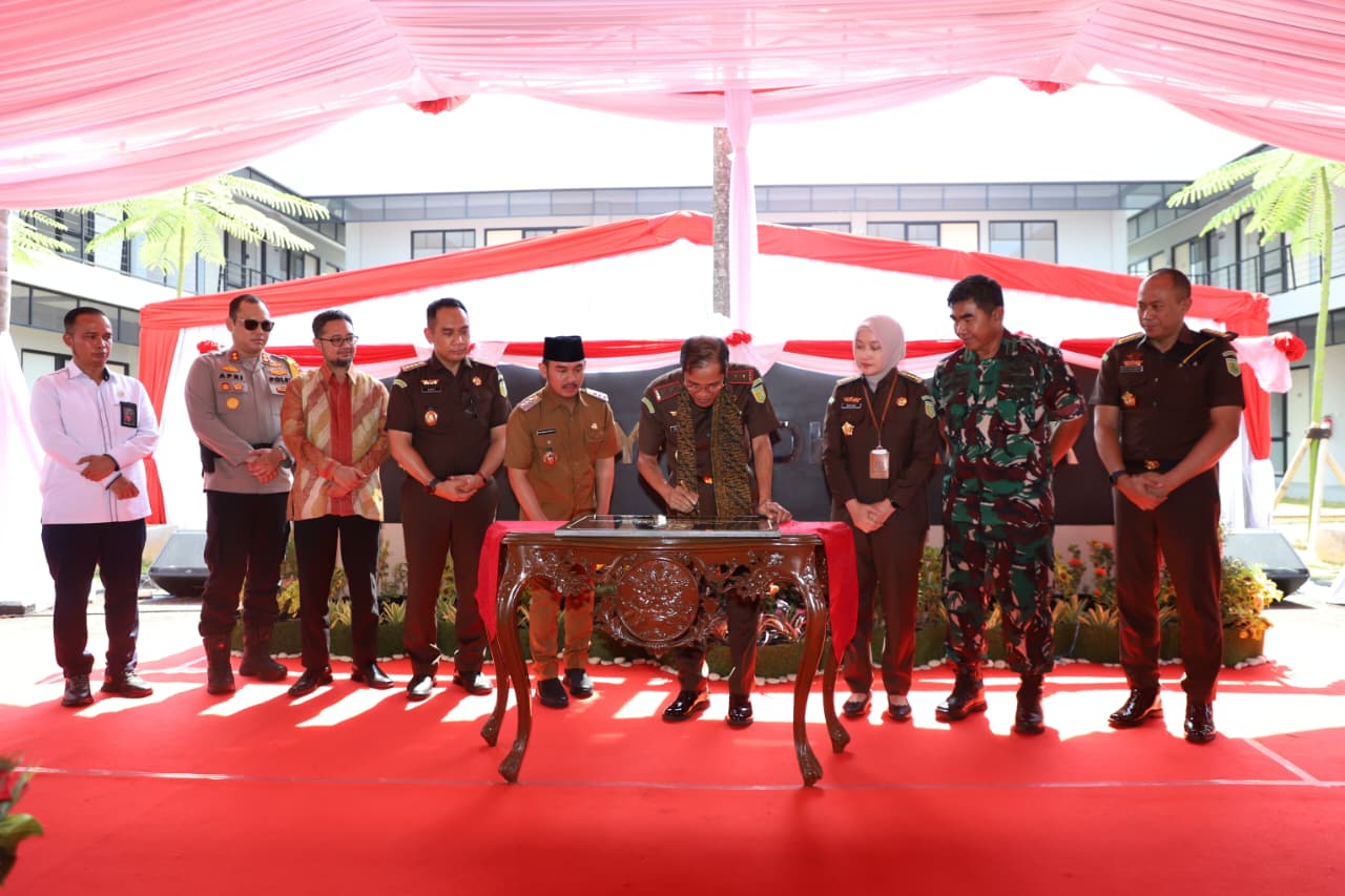 Dukung Kinerja Aparatur Hukum, Bupati Bekasi Resmikan Mess Griya Adhyaksa Dukung Kinerja Aparatur Hukum, Bupati Bekasi Resmikan Mess Griya Adhyaksa