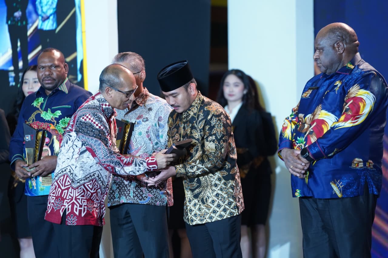 Berhasil Turunkan Kemiskinan, Kabupaten Bekasi Terima Apresiasi Kinerja Pemerintah Daerah dari Kemendagri Berhasil Turunkan Kemiskinan, Kabupaten Bekasi Terima Apresiasi Kinerja Pemerintah Daerah dari Kemendagri