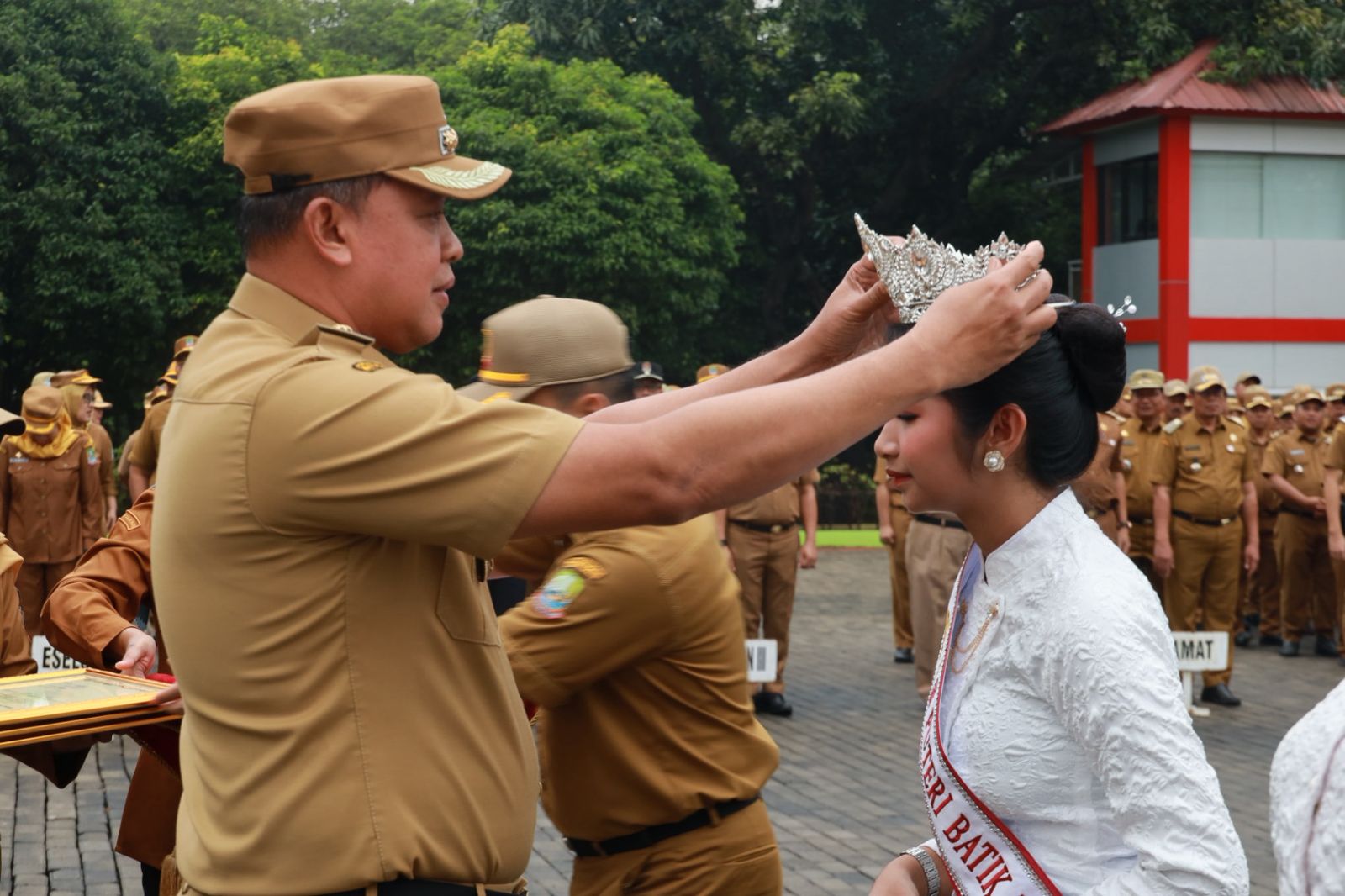 Wali Kota Bekasi Pimpin Apel Senin Pagi dan Serahkan Berbagai Penghargaan
