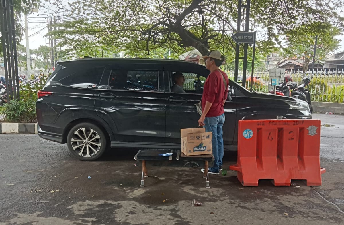 Truk dan Bus Seolah Punya Jalur Sendiri, Transparansi Samsat Kota Bekasi Dipertanyakan Truk dan Bus Seolah Punya Jalur Sendiri, Transparansi Samsat Kota Bekasi Dipertanyakan