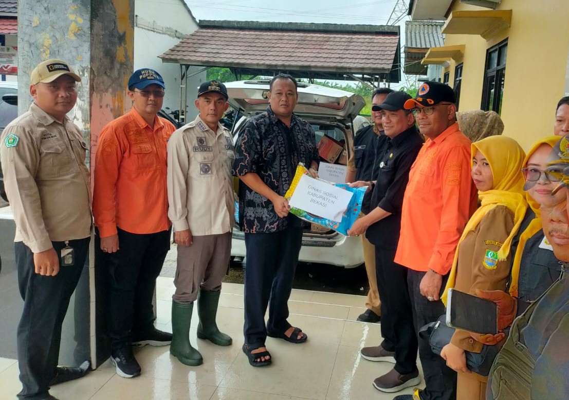 Dinsos Salurkan Bantuan Warga Terdampak Banjir di 13 Kecamatan
