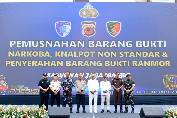 Gubernur Dedi Mulyadi dan Kapolda Jabar Musnahkan Barang Bukti Hasil Kejahatan