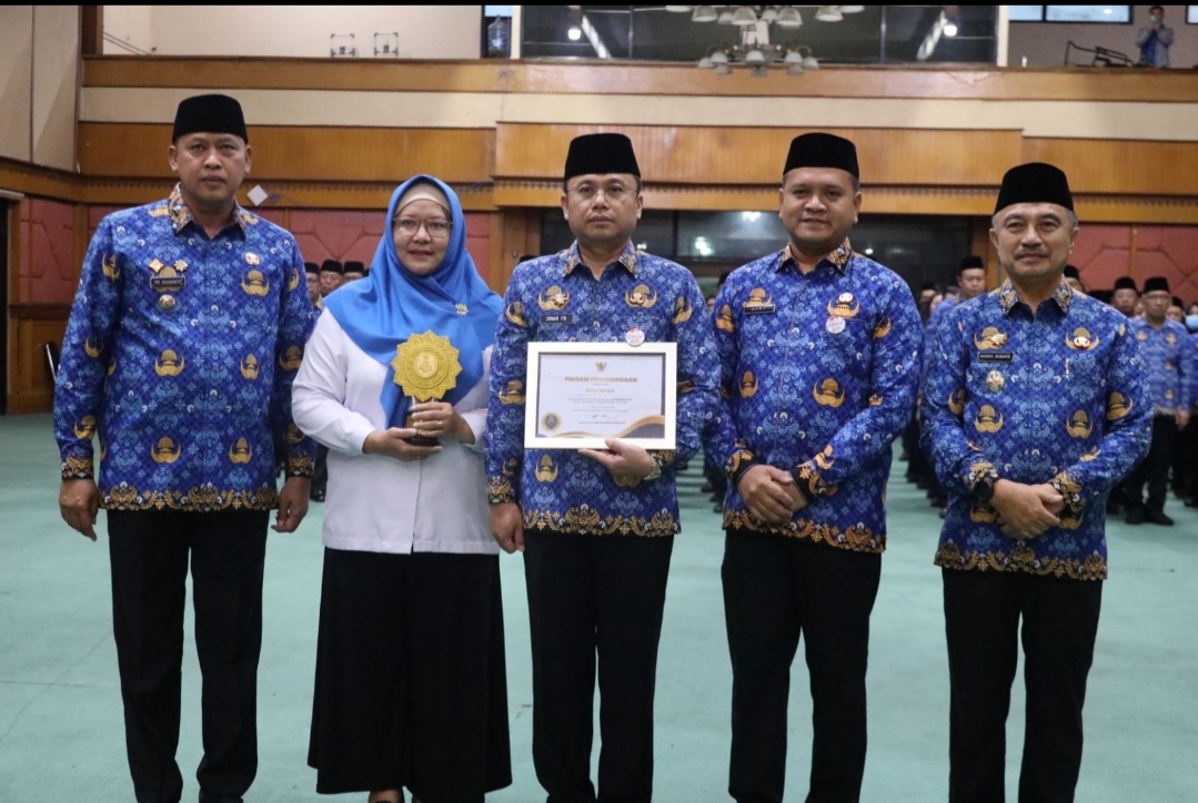 Pimpin Apel di Balai Patriot, Wali Kota Serahkan Penghargaan UHC dan SPPT PBB-P2