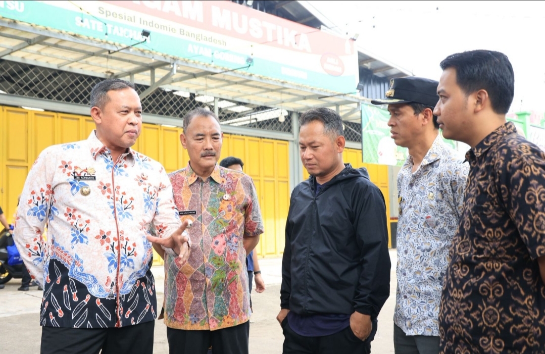 Wali Kota Bekasi Tinjau Saluran Air di Cimuning, Pastikan Penanganan Segera Dilakukan