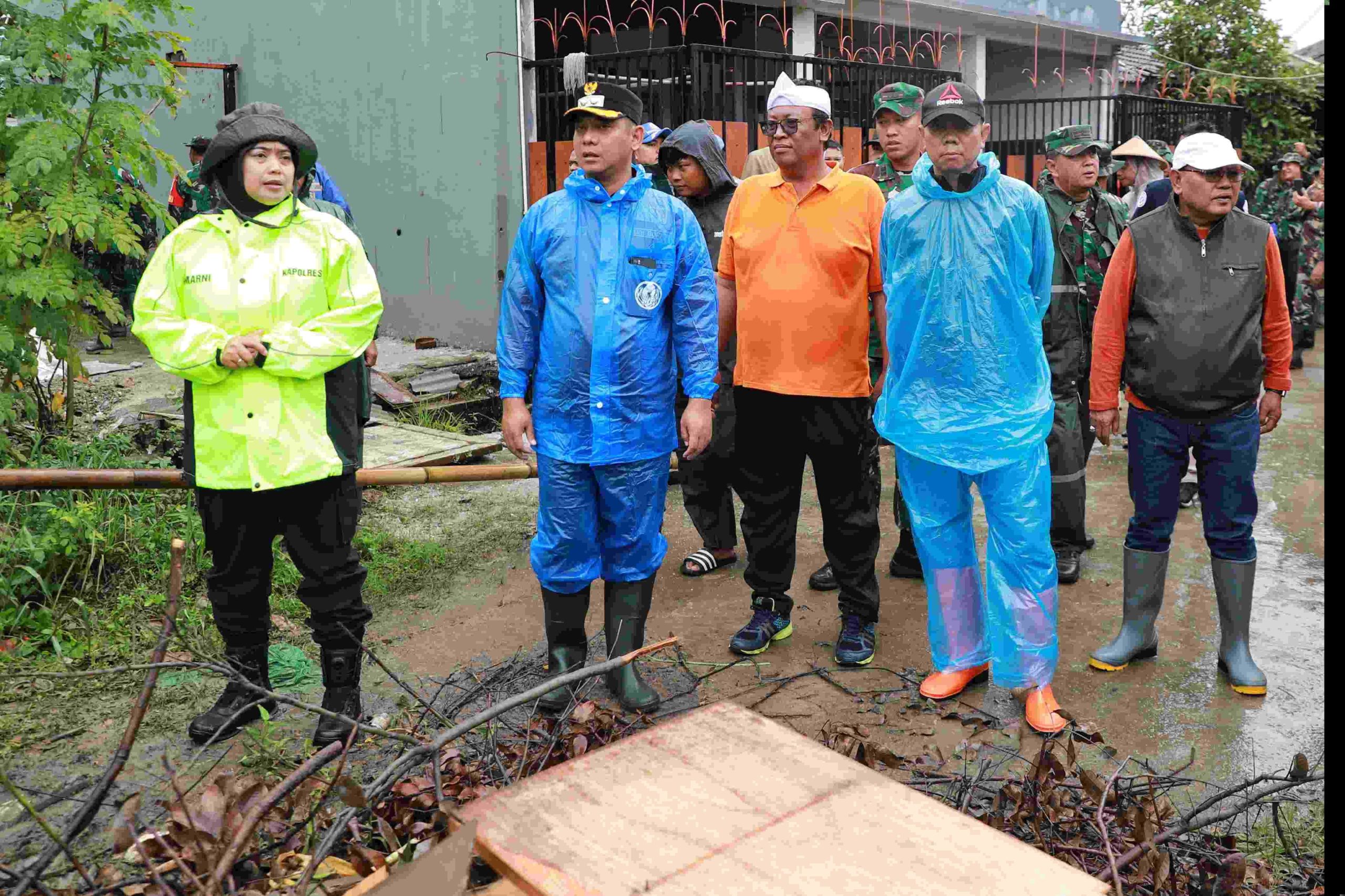 Pemkab Bekasi bersama TNI Polri dan Relawan Gelar Aksi Bersih-Bersih Lingkungan Pascabanjir