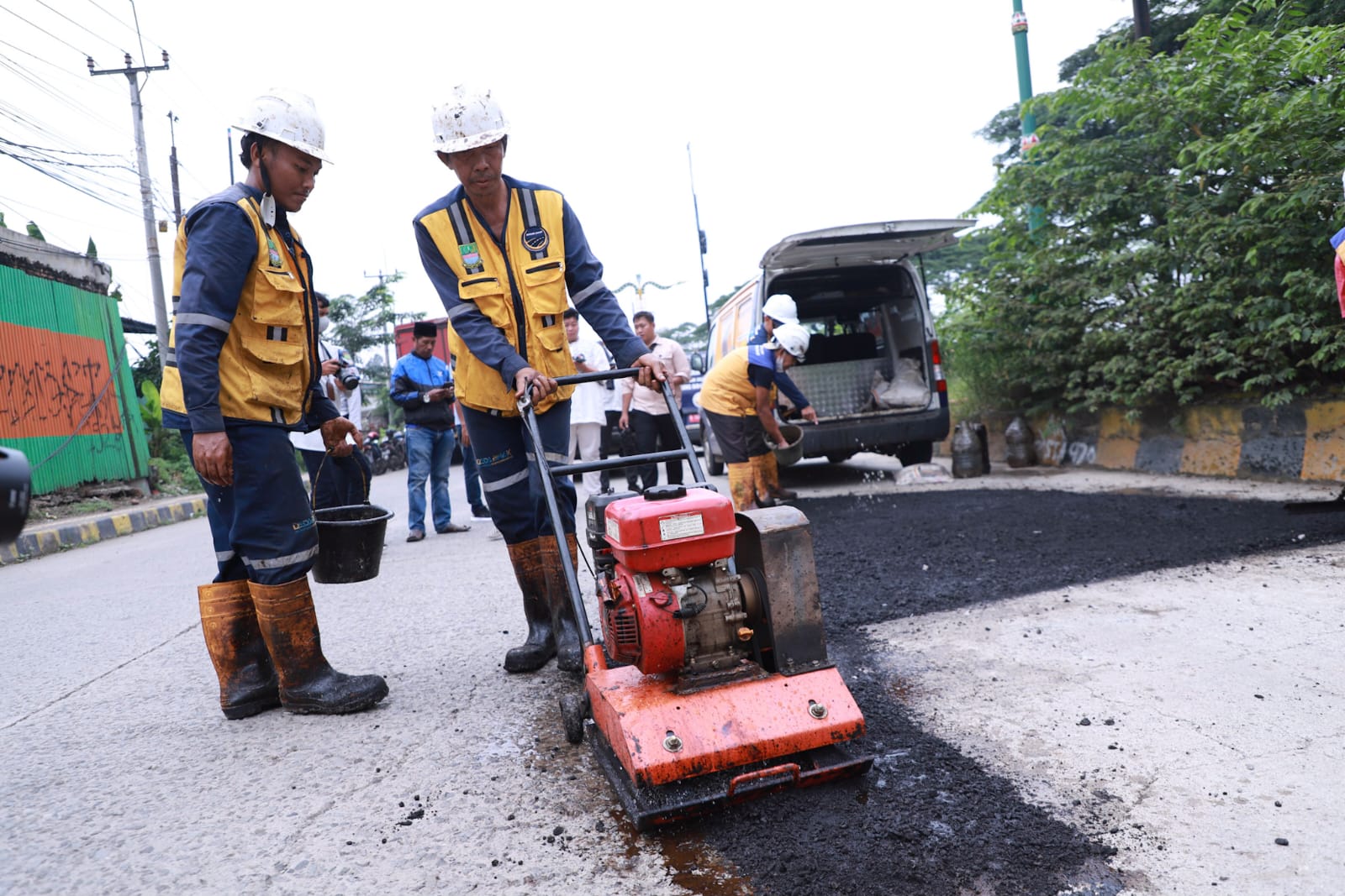 Pemkab Bekasi Pastikan Percepatan Penyelesaian Perbaikan Jalan di Sejumlah Titik Pemkab Bekasi Pastikan Percepatan Penyelesaian Perbaikan Jalan di Sejumlah Titik