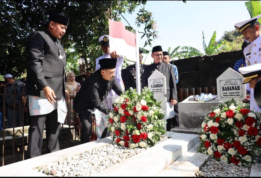 Sebagai Penghormatan Jasa Pahlawan, Tri dan Harris Bobihoe Sematkan Helm di Makam Matnuin Hasibuan Sebagai Penghormatan Jasa Pahlawan, Tri dan Harris Bobihoe Sematkan Helm di Makam Matnuin Hasibuan