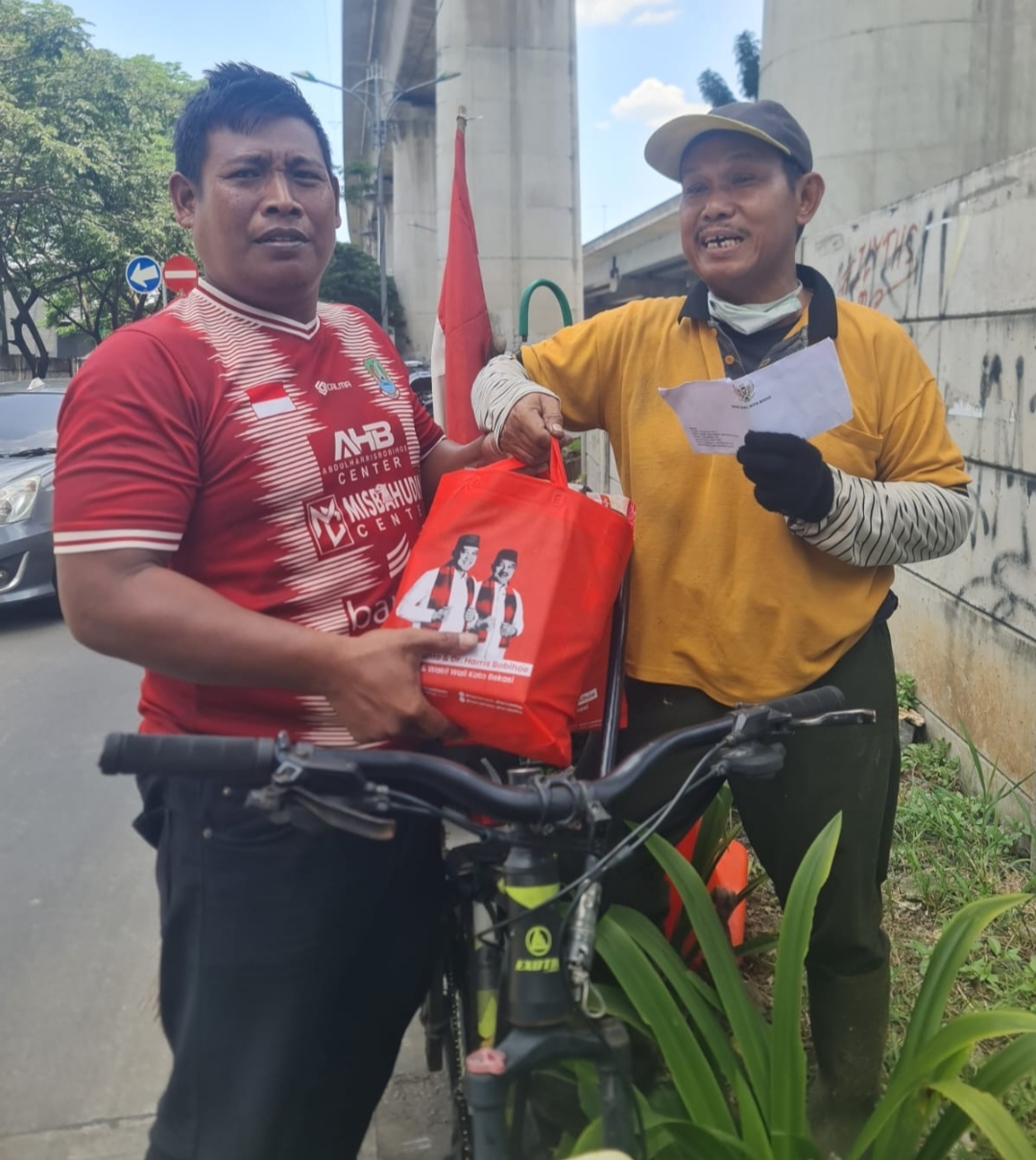 Senyum Bahagia Pak Dahlan Pahlawan Kebersihan Cikunir Saat Terima Bingkisan Lebaran Dari Wawali Harris Bobihoe