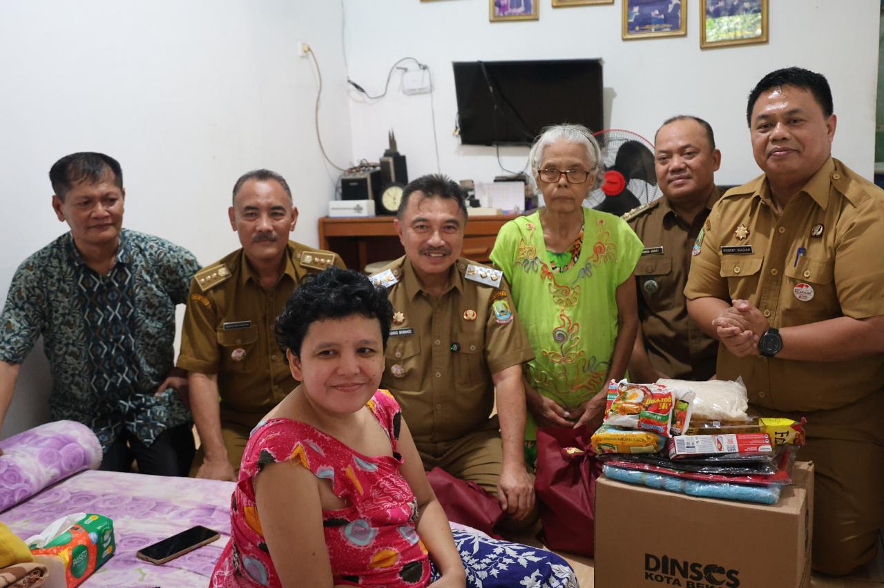 Wawali Harris Bobihoe Tinjau Langsung Warga Penerima Manfaat Bantuan Kesehatan Wawali Harris Bobihoe Tinjau Langsung Warga Penerima Manfaat Bantuan Kesehatan