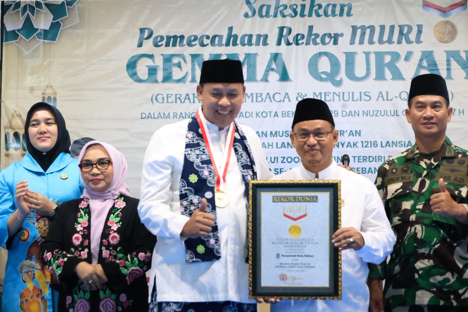 Pemkot Bekasi Raih Rekor Muri Libatkan Ribuan Orang Membaca Dan Tulis Mushaf Quran
