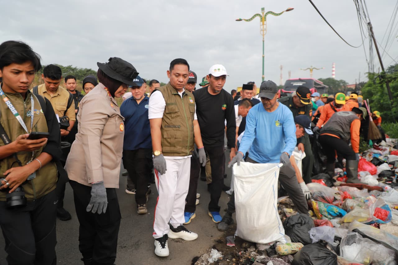 Didampingi Menteri LH, Plt Bupati Bekasi Sanksi Tegas dan Tipiring bagi Pembuang Sampah Sembarangan