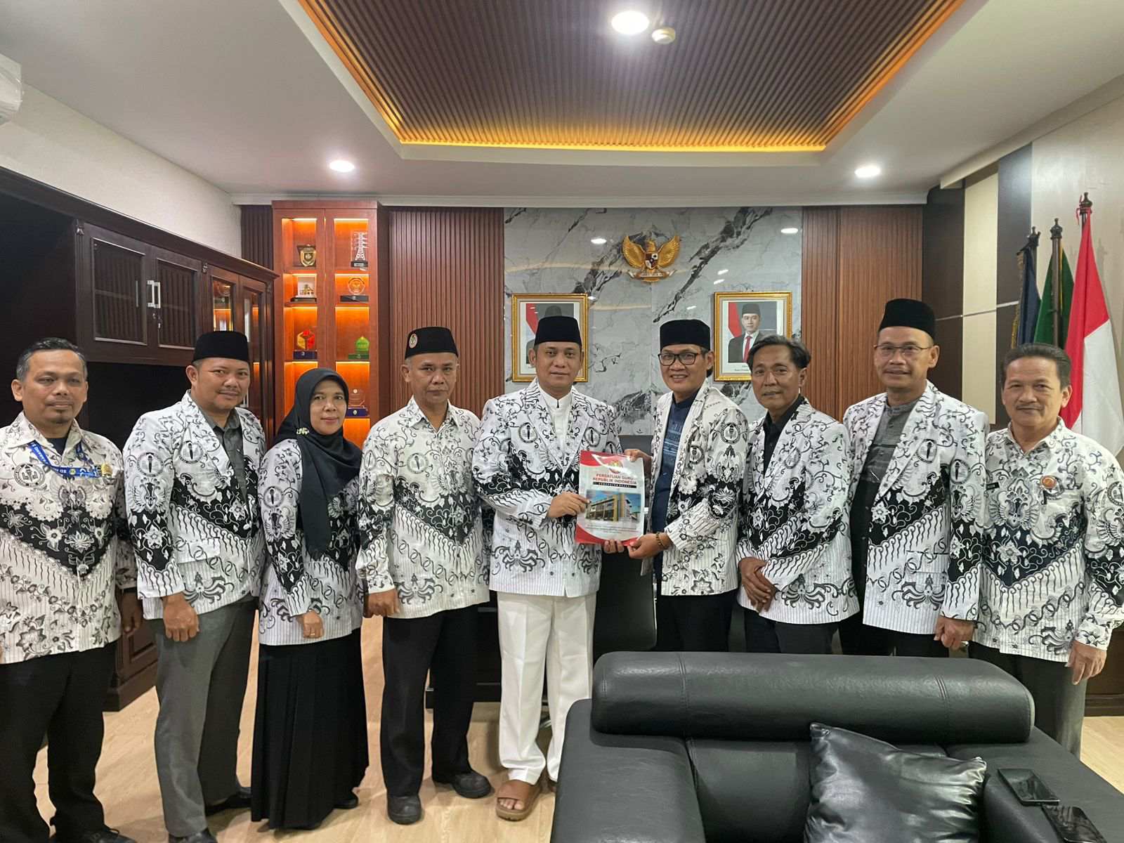 Audiensi dengan Plt Bupati, PGRI Kabupaten Bekasi Sampaikan Rekomendasi Pendidikan