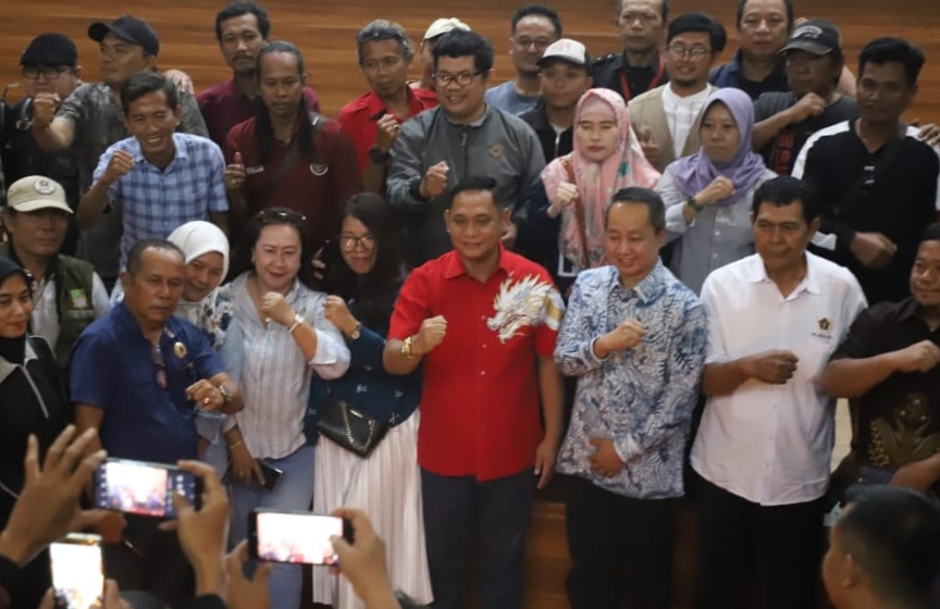 Plt Bupati Asep Surya Atmaja Ajak Insan Pers Bangun Sinergi Positif untuk Kabupaten Bekasi Plt Bupati Asep Surya Atmaja Ajak Insan Pers Bangun Sinergi Positif untuk Kabupaten Bekasi