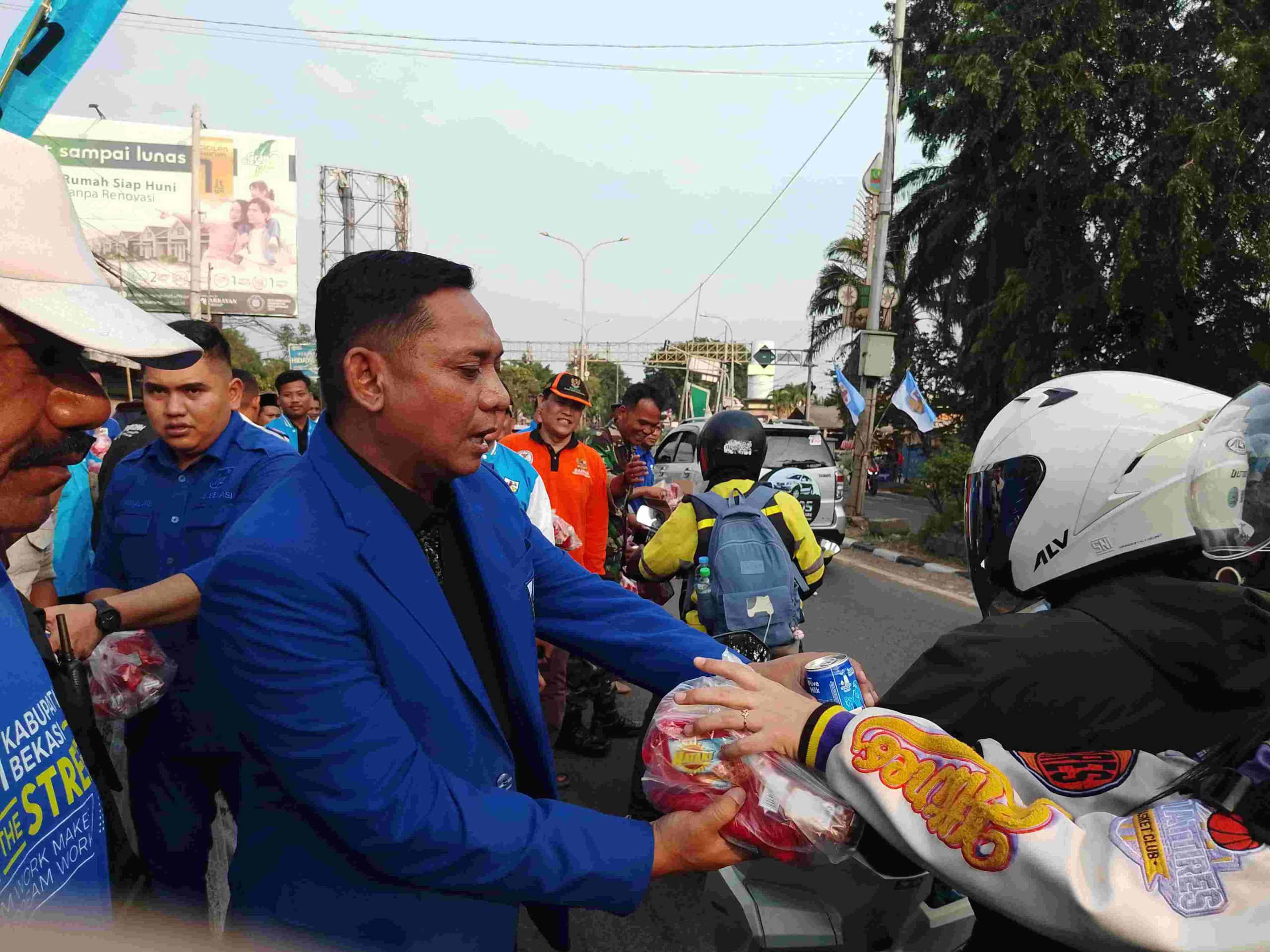 Buka Posko Mudik KNPI, Plt Bupati Asep Surya Atmaja Berbagi Takjil di Perbatasan Karawang-Bekasi Buka Posko Mudik KNPI, Plt Bupati Asep Surya Atmaja Berbagi Takjil di Perbatasan Karawang-Bekasi
