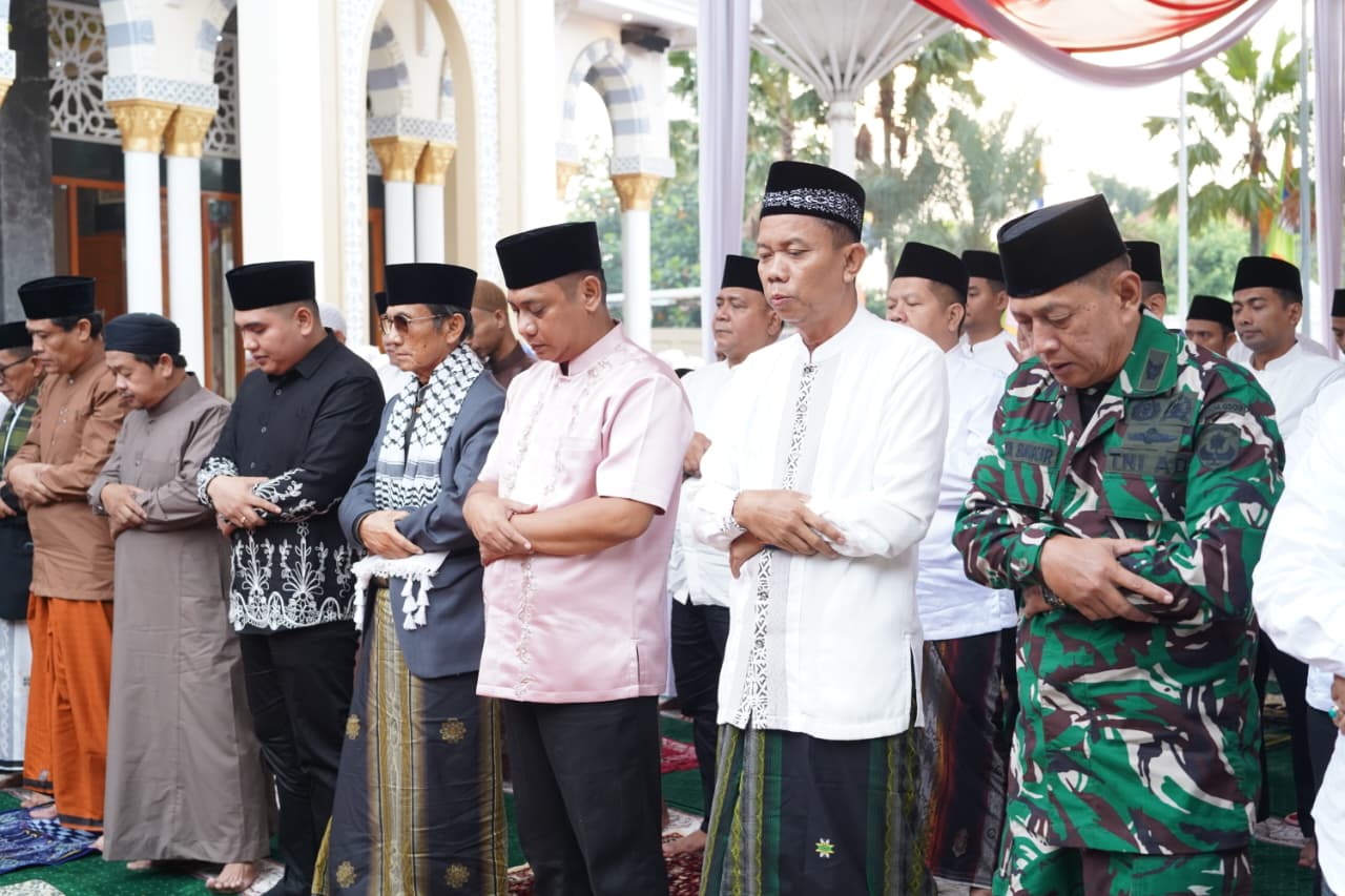 Plt Bupati Bekasi Sholat Idul Fitri bersama Warga di Masjid Al-Wahid Plt Bupati Bekasi Sholat Idul Fitri bersama Warga di Masjid Al-Wahid