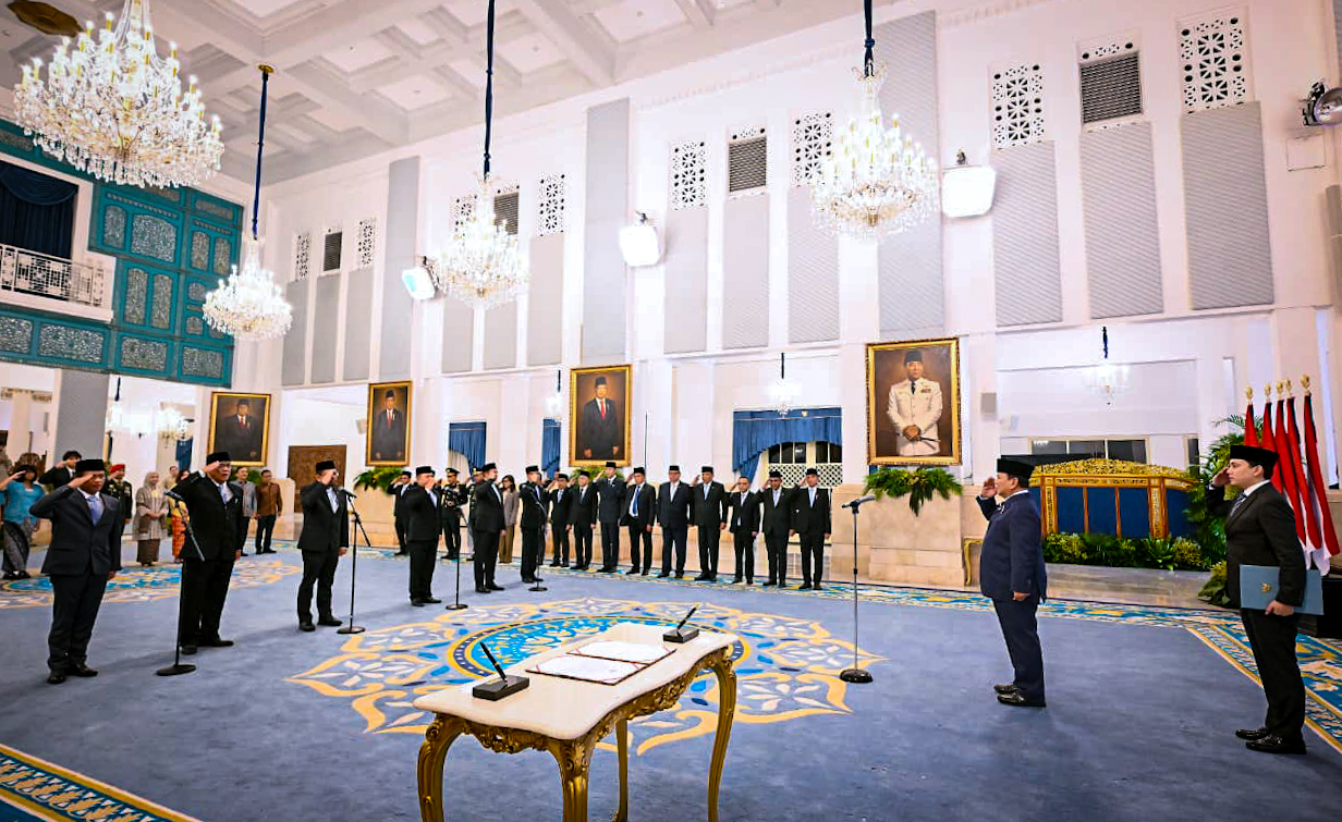 Presiden Prabowo Lantik Hanif Faisol Nurofiq, Mohammad Jumhur Hidayat, dan Hasan Nasbi