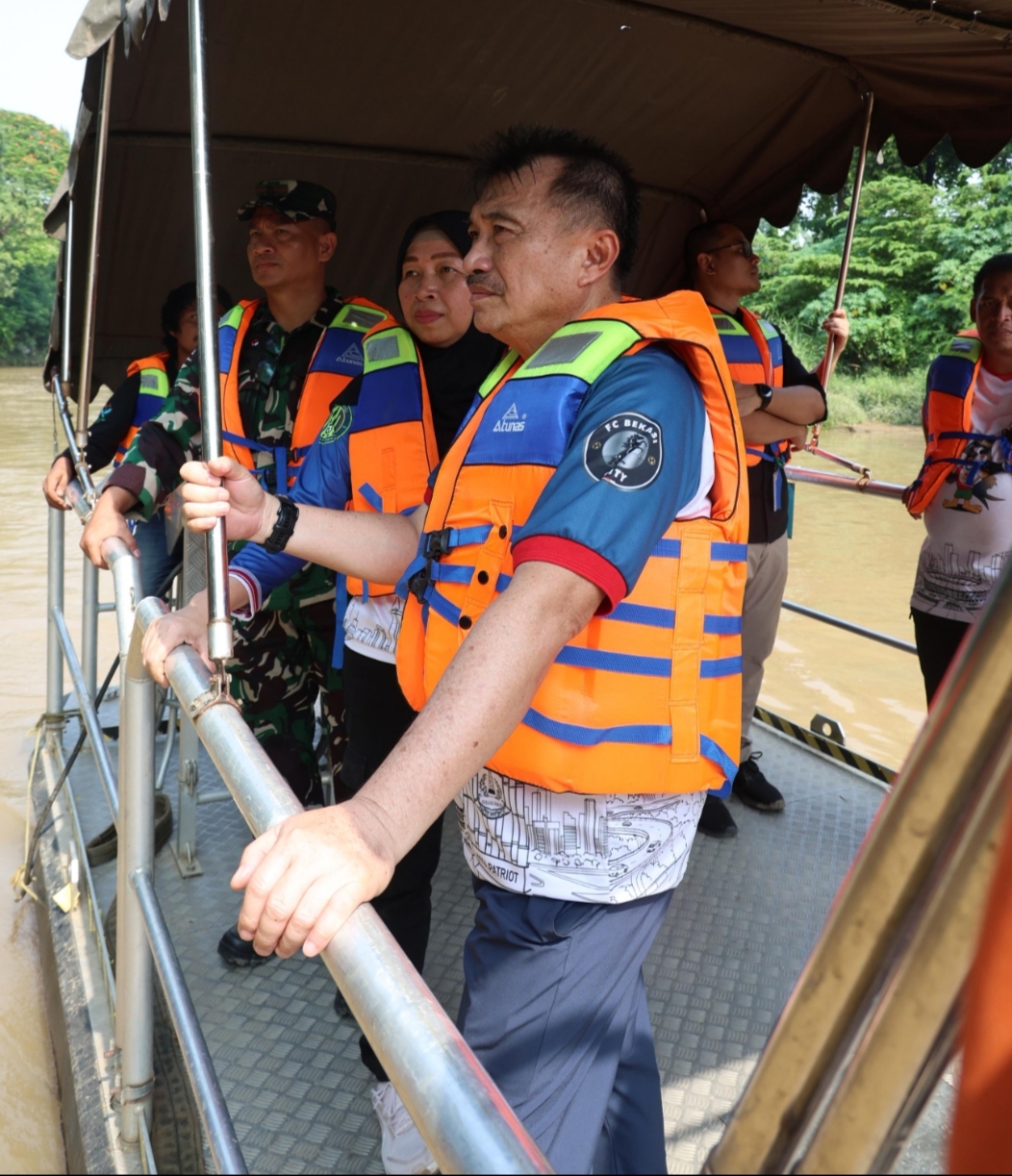 Susur Sungai hingga Tanam Pohon, Wawali Bekasi Ajak Warga Masyarakat Lebih Peduli Lingkungan