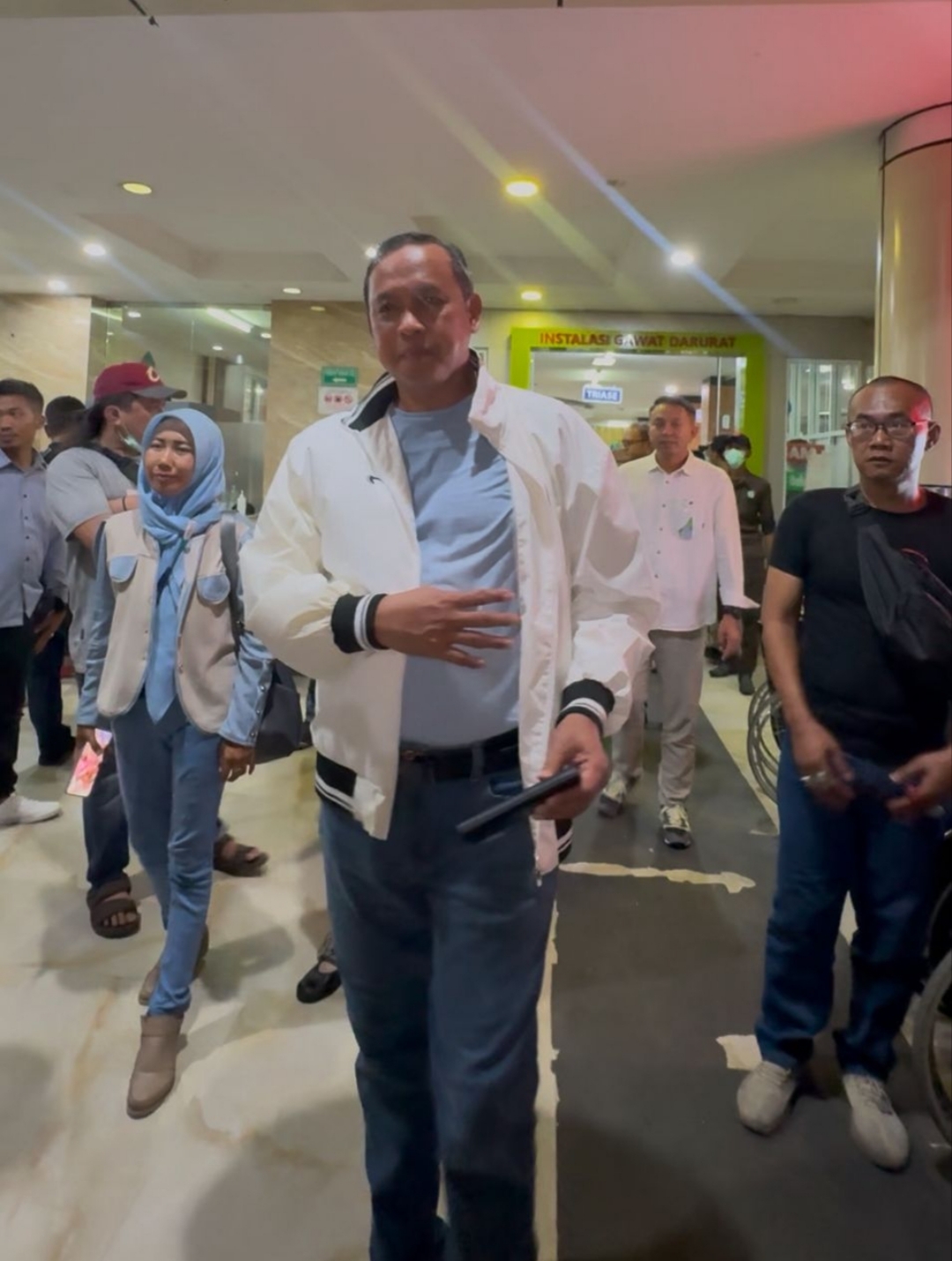 Usai Tinjau Lokasi, Wali Kota Bekasi Jenguk Korban Kecelakaan Kereta di RSUD Kota Bekasi