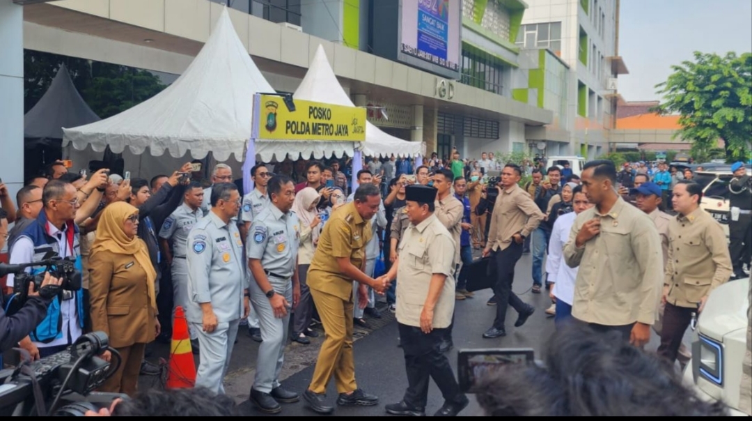 Wali Kota Bekasi Sambut Presiden RI Jenguk Korban Kecelakaan KA Bekasi Timur di RSUD CAM