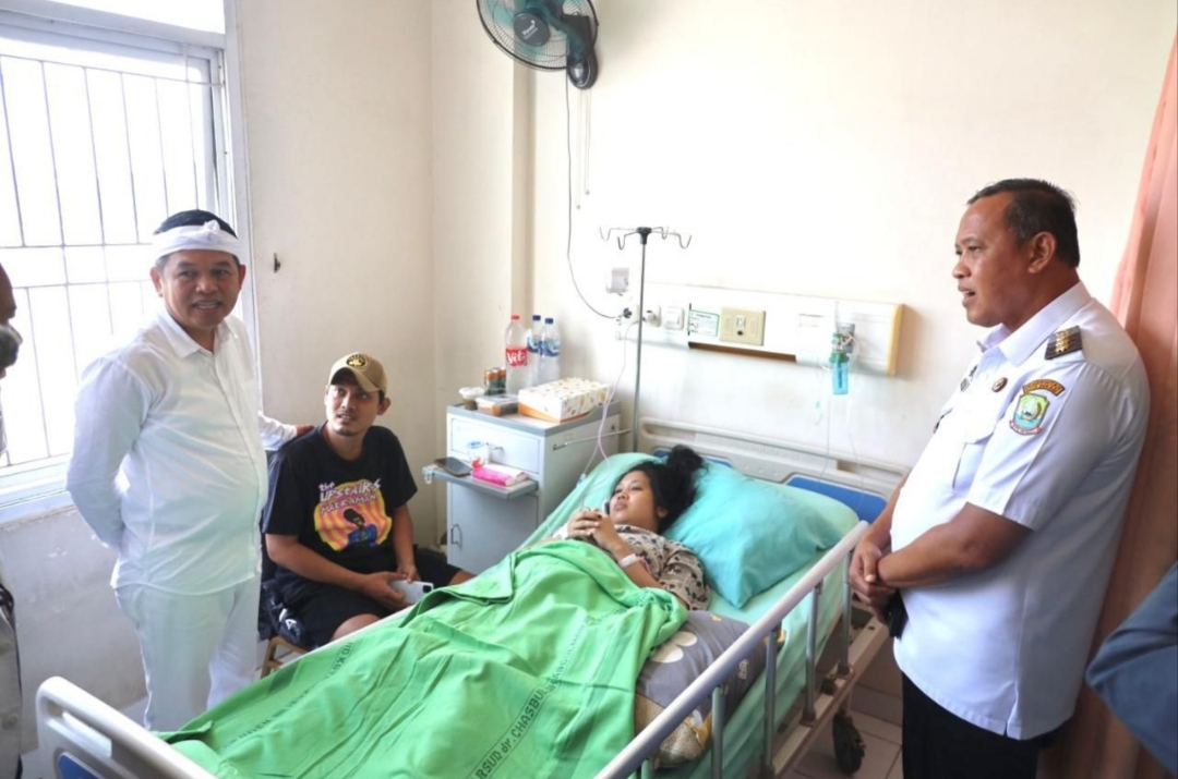 Wali Kota Bekasi Dampingi KDM Jenguk Korban, Pastikan Penanganan Maksimal di RS dan Tercover BPJS Wali Kota Bekasi Dampingi KDM Jenguk Korban, Pastikan Penanganan Maksimal di RS dan Tercover BPJS