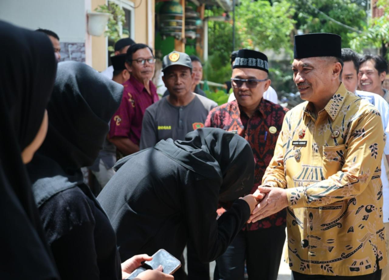 Wawali Harris Bobihoe Sampaikan Duka Mendalam Ke Keluarga Korban Ledakan SPBE Cimuning Wawali Harris Bobihoe Sampaikan Duka Mendalam Ke Keluarga Korban Ledakan SPBE Cimuning
