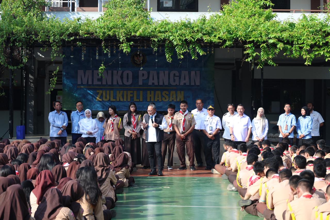 Wakil Wali Kota Bekasi Dampingi Menko Pangan Sosialisasikan Program MBG dan Tinjau Pasar Murah