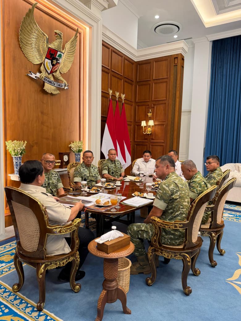 Presiden Prabowo Terima Laporan Pembangunan 300 Jembatan dan Renovasi Sekolah Terdampak Bencana dari KSAD