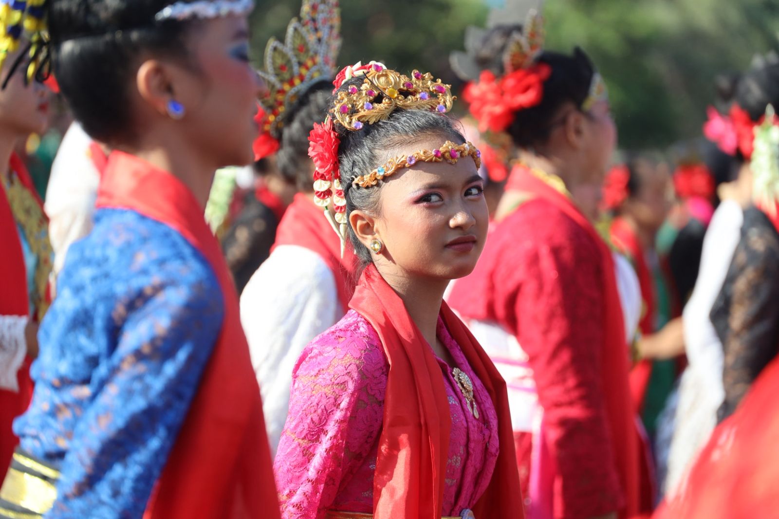 CFD BEKASI DIPADATI PENARI, TARI KOLOSAL RONGGENG NYENTRIK GUNCANG JALAN AHMAD YANI