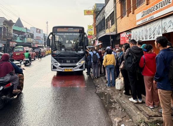 Imbas Gangguan KRL, Ribuan Penumpang Serbu Trans Wibawamukti di Cikarang