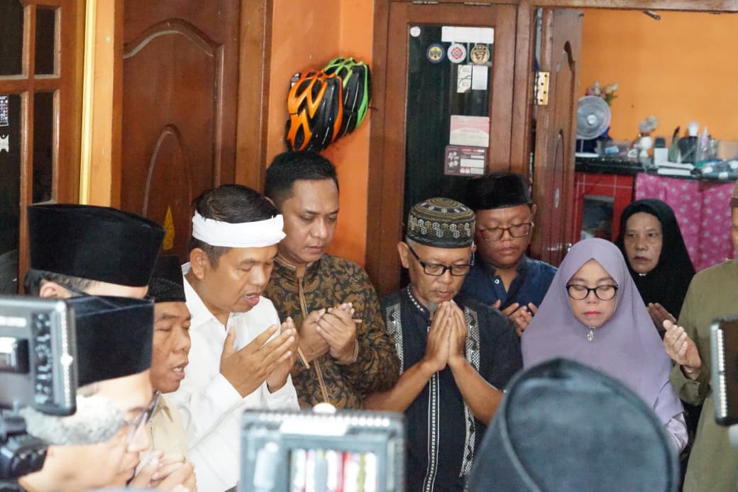 Plt Bupati Bekasi Bersama Gubernur Jabar Melayat Korban Kecelakaan KA Argo Bromo Anggrek dan KRL