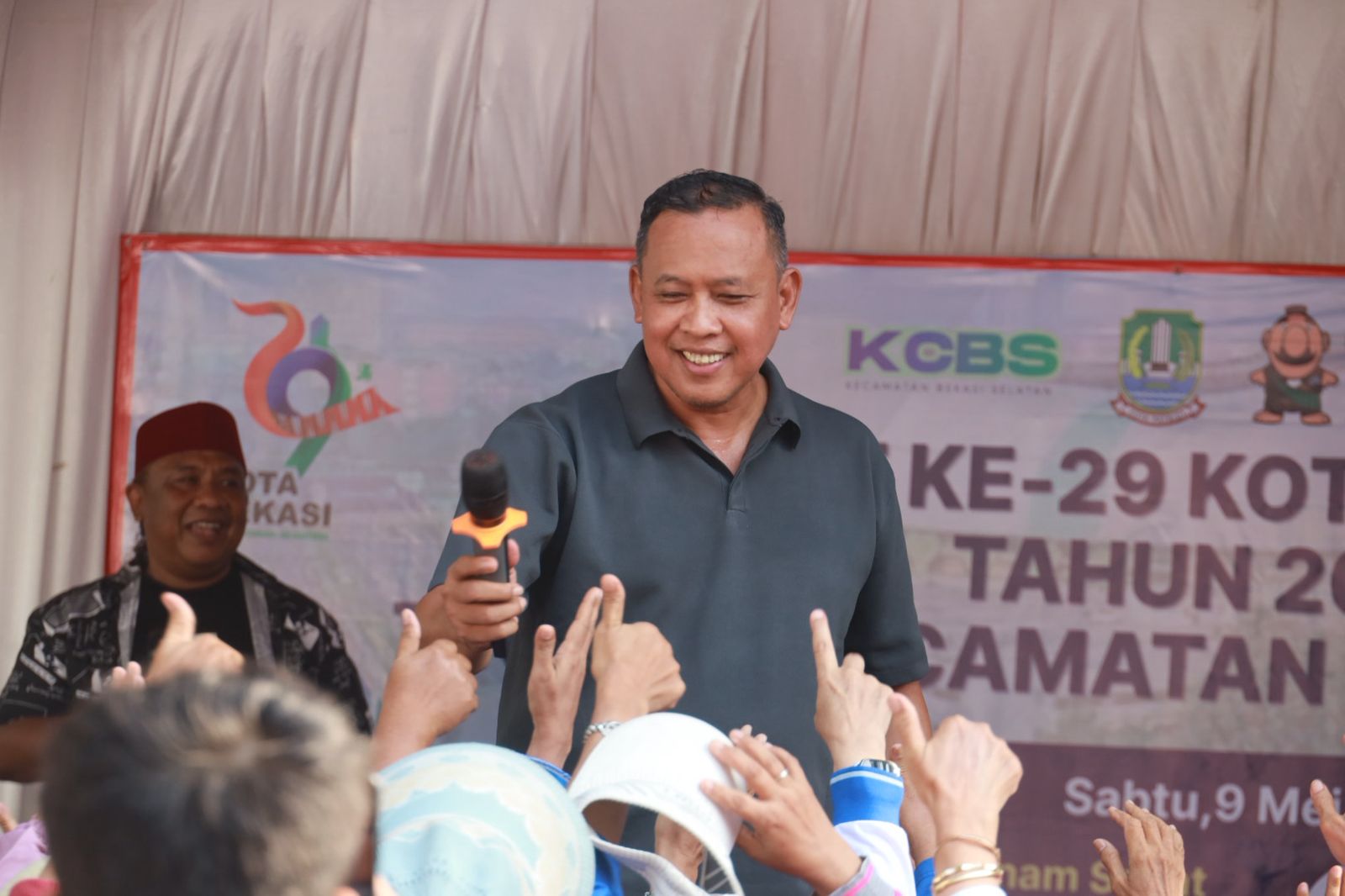 Tri Adhianto Ikut Senam Bersama dan UMKM Ramaikan Akhir Pekan di Kecamatan Bekasi Selatan