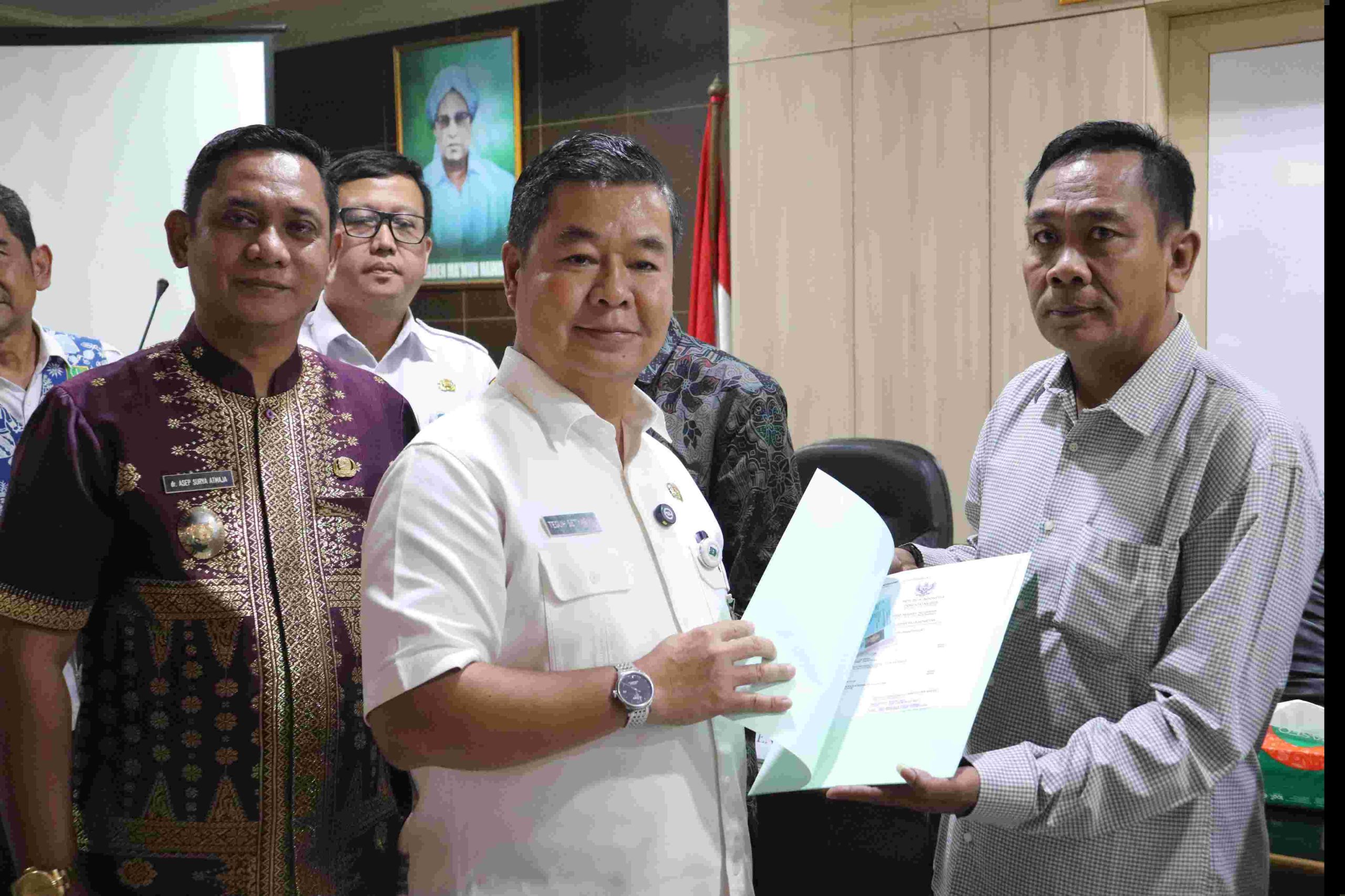 Dirjen Dukcapil dan Pemkab Bekasi Serahkan Dokumen Adminduk dan Santunan bagi Keluarga Korban KRL