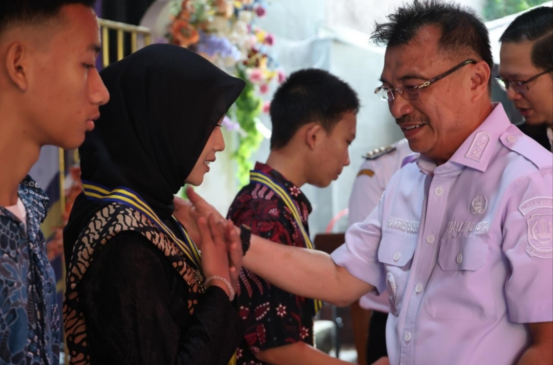 Pesan Plh Wali Kota Harris Bobihoe Kepada Lulusan SMPN 35 Kota Bekasi Pesan Plh Wali Kota Harris Bobihoe Kepada Lulusan SMPN 35 Kota Bekasi