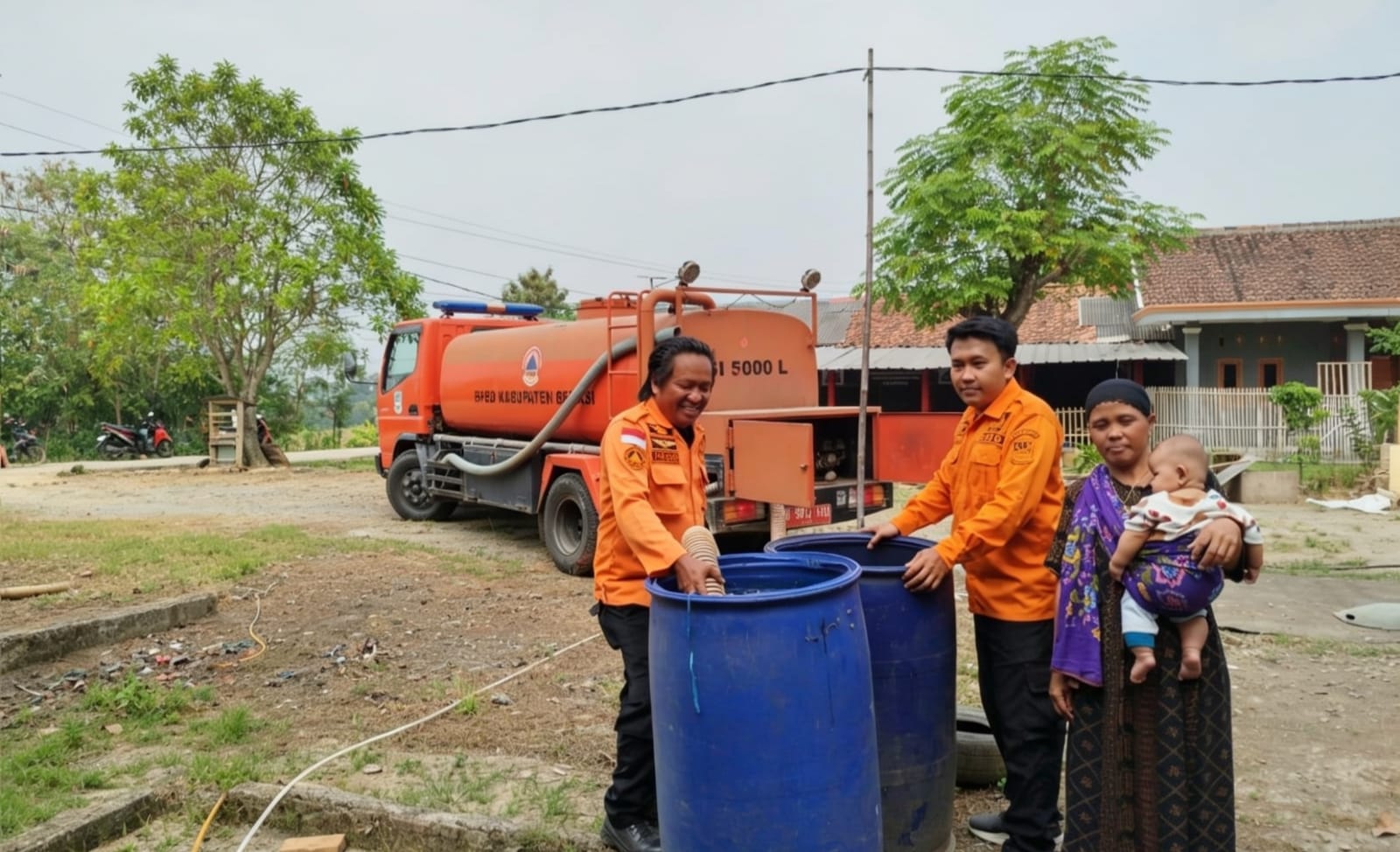 Perdana, BPBD Distribusikan 10 Ribu Liter Air Bersih untuk Warga Serang Baru Perdana, BPBD Distribusikan 10 Ribu Liter Air Bersih untuk Warga Serang Baru