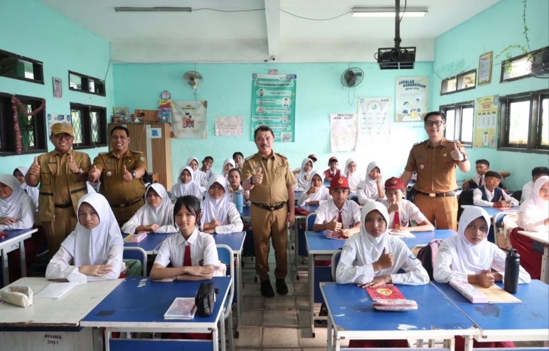 Wakil Wali Kota Bekasi Tinjau Hari Pertama Masuk Sekolah, Pastikan Kesiapan SMP Negeri Sambut Tahun Ajaran Baru 2026 Wakil Wali Kota Bekasi Tinjau Hari Pertama Masuk Sekolah, Pastikan Kesiapan SMP Negeri Sambut Tahun Ajaran Baru 2026
