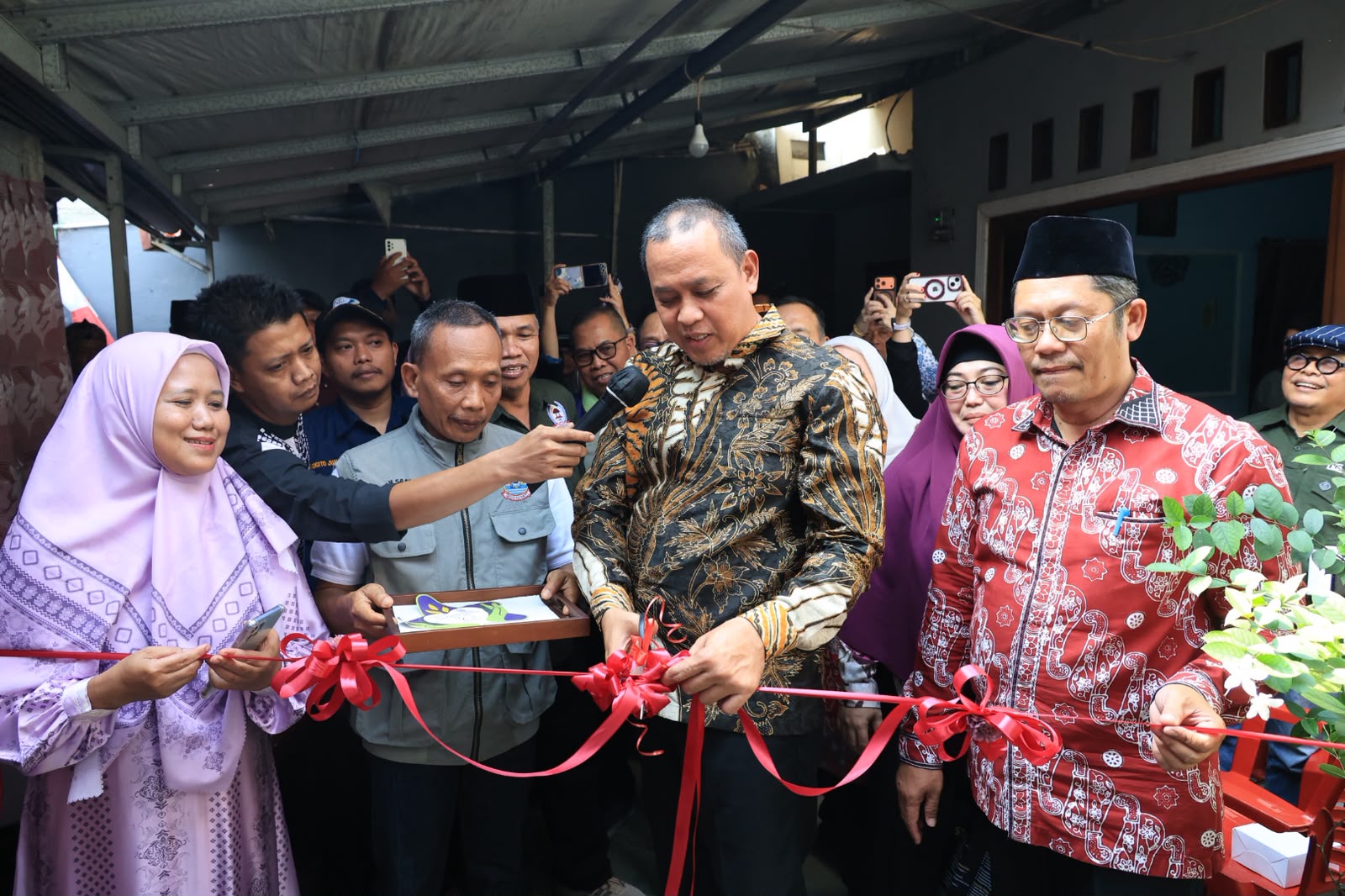 Wali Kota Bekasi Resmikan Bantuan Rutilahu di Pondok Gede, Wujudkan Hunian Layak Bagi Warga Wali Kota Bekasi Resmikan Bantuan Rutilahu di Pondok Gede, Wujudkan Hunian Layak Bagi Warga
