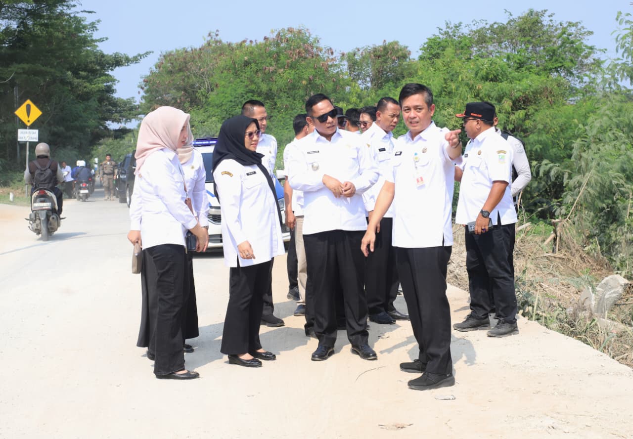 Respon Keluhan Masyarakat, Pemkab Bekasi Segera Lakukan Penanganan Jalan Longsor CBL Respon Keluhan Masyarakat, Pemkab Bekasi Segera Lakukan Penanganan Jalan Longsor CBL