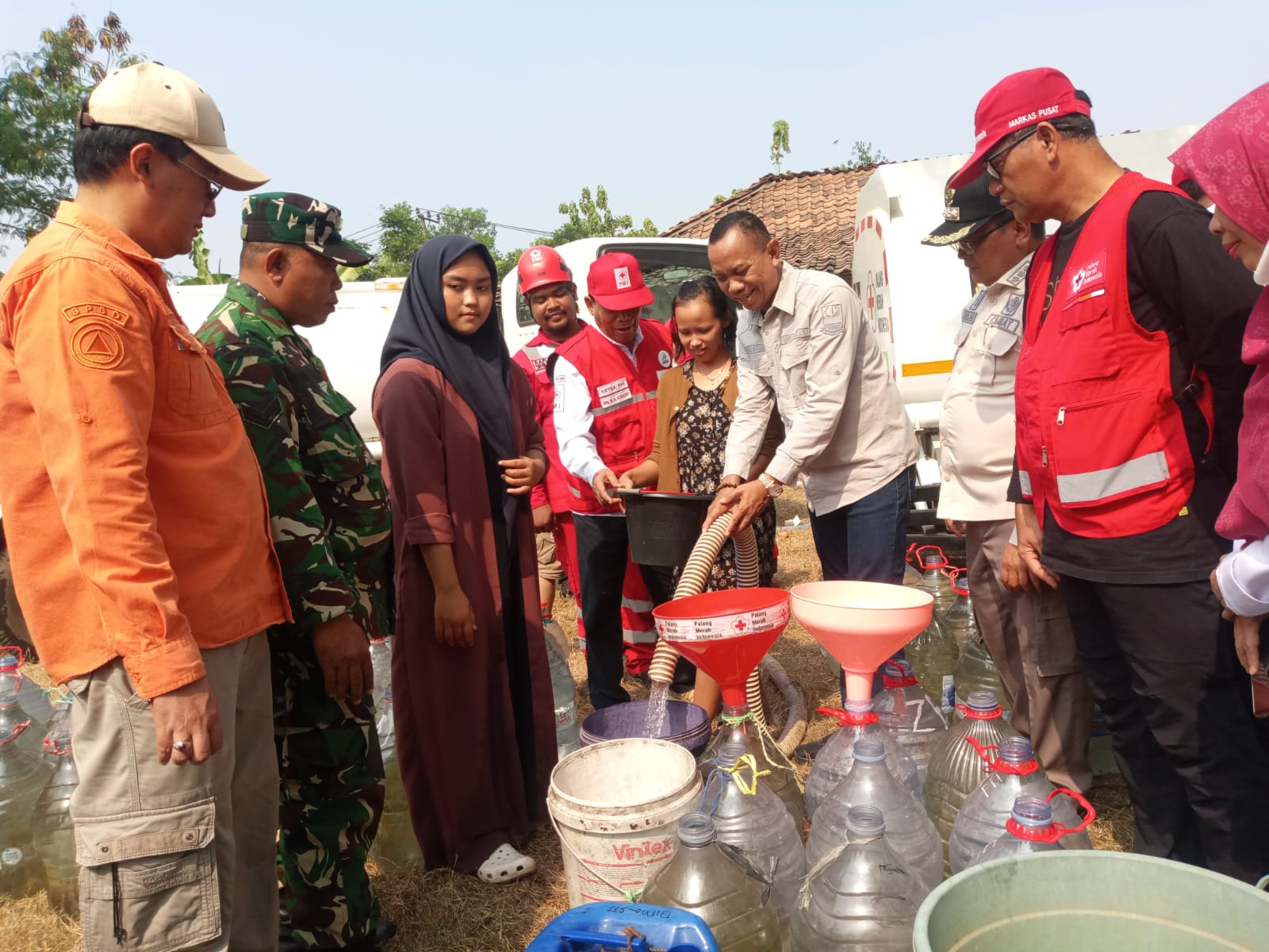 Pemkab Bekasi dan PMI Distribusikan Air Bersih untuk Warga Terdampak Kekeringan di Desa Ridogalih Pemkab Bekasi dan PMI Distribusikan Air Bersih untuk Warga Terdampak Kekeringan di Desa Ridogalih