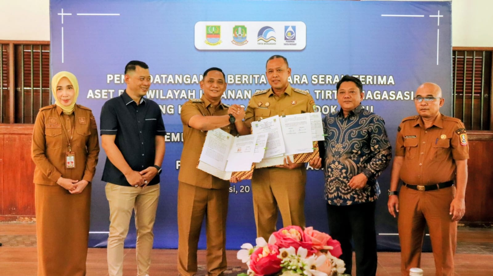 Optimalkan Layanan Air Bersih, Kabupaten dan Kota Bekasi Resmi Tuntaskan Serah Terima Aset Perumda Tirta Bhagasasi Optimalkan Layanan Air Bersih, Kabupaten dan Kota Bekasi Resmi Tuntaskan Serah Terima Aset Perumda Tirta Bhagasasi